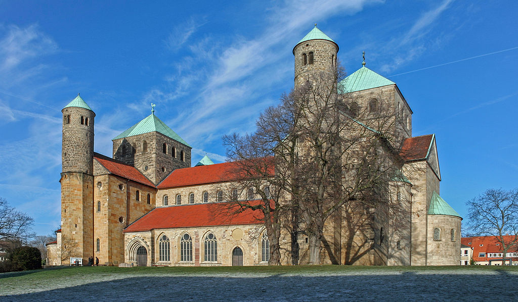 https://upload.wikimedia.org/wikipedia/commons/thumb/0/03/St_Michaels_Church_Hildesheim.jpg/1024px-St_Michaels_Church_Hildesheim.jpg