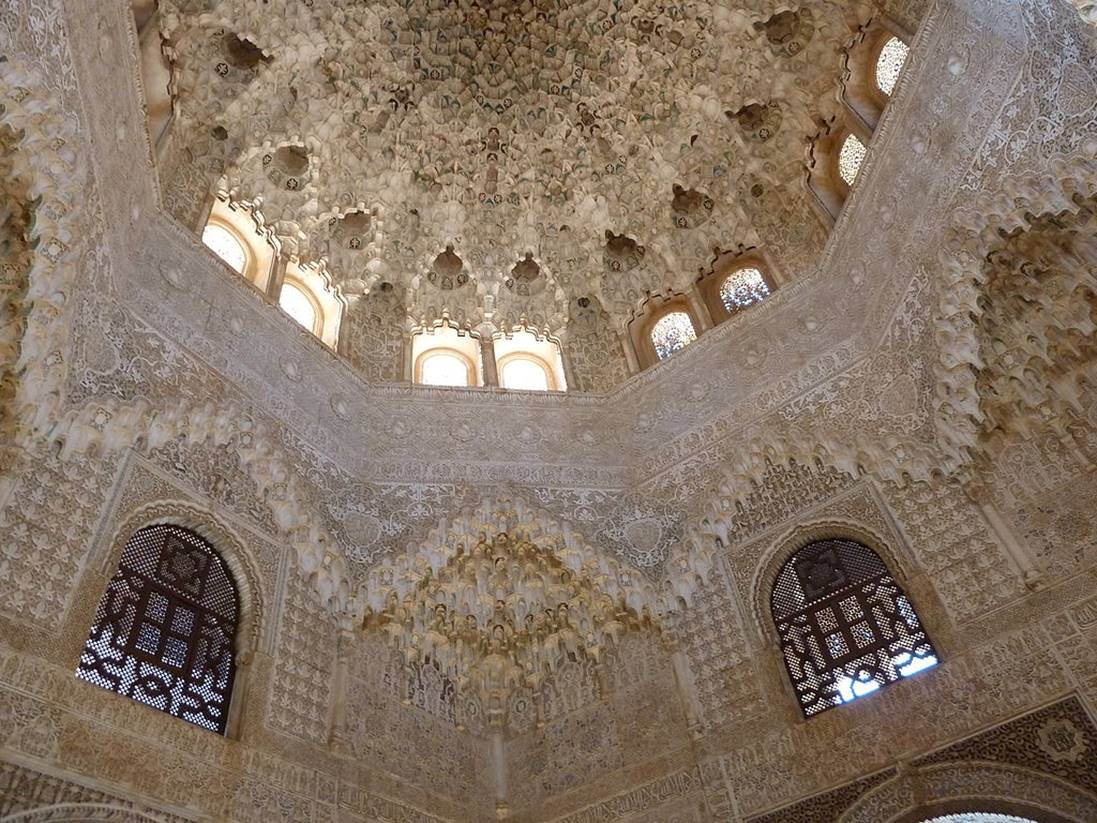 https://upload.wikimedia.org/wikipedia/commons/thumb/a/aa/Ceiling_in_Alhambra.JPG/1024px-Ceiling_in_Alhambra.JPG